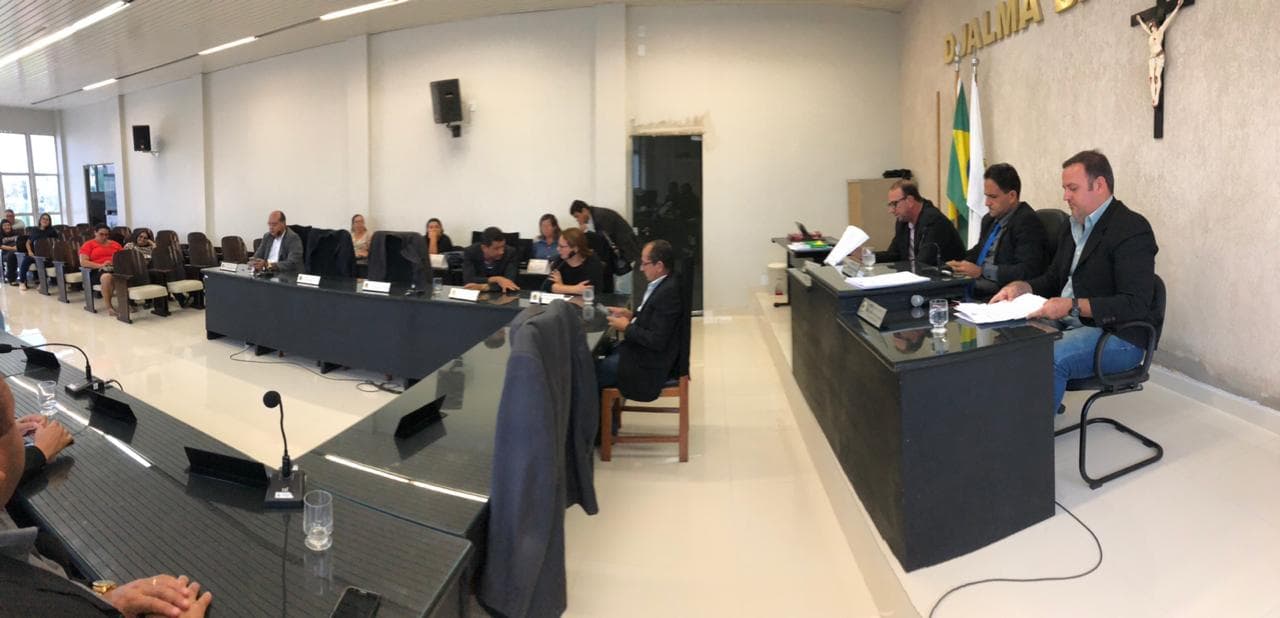 Imagem da notícia: Vereadores participam de sessão extraordinária e encaminham pautas do Executivo