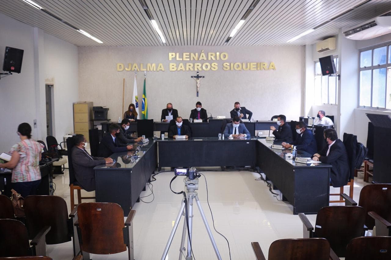 Imagem da notícia: Vereadores fazem sessão e derrubam veto do reajuste dos servidores da educação de Coruripe