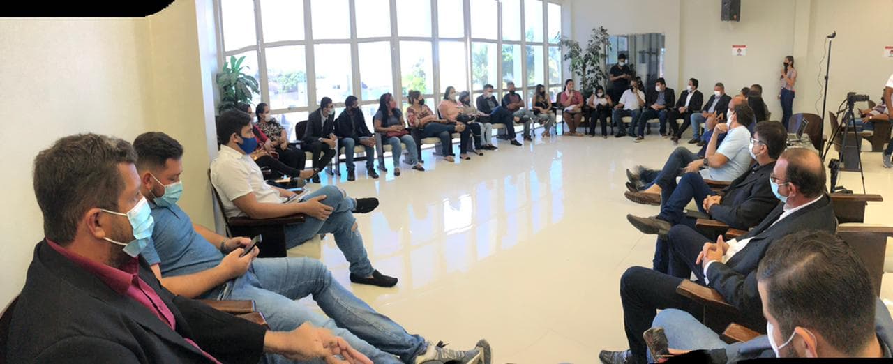 Imagem da notícia: Vereadores, prefeito e professores discutem contratação para a rede municipal de ensino
