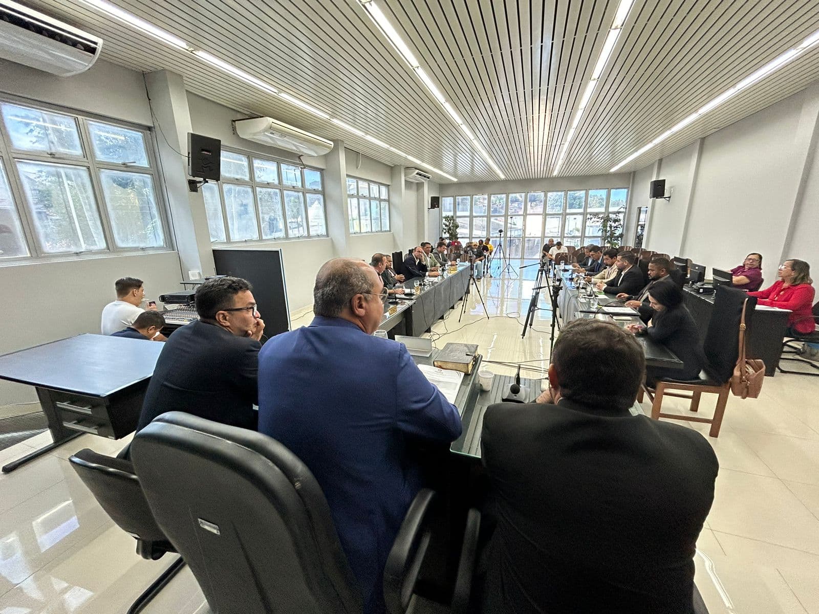 Imagem da notícia: Legislativo encaminha demandas para Comissões e aprova Indicações em Sessão Ordinária