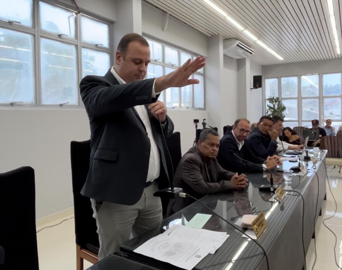 Imagem da notícia: Sessão tem posse do vereador Hugo Beltrão e encaminhamento de pautas do Legislativo e Executivo