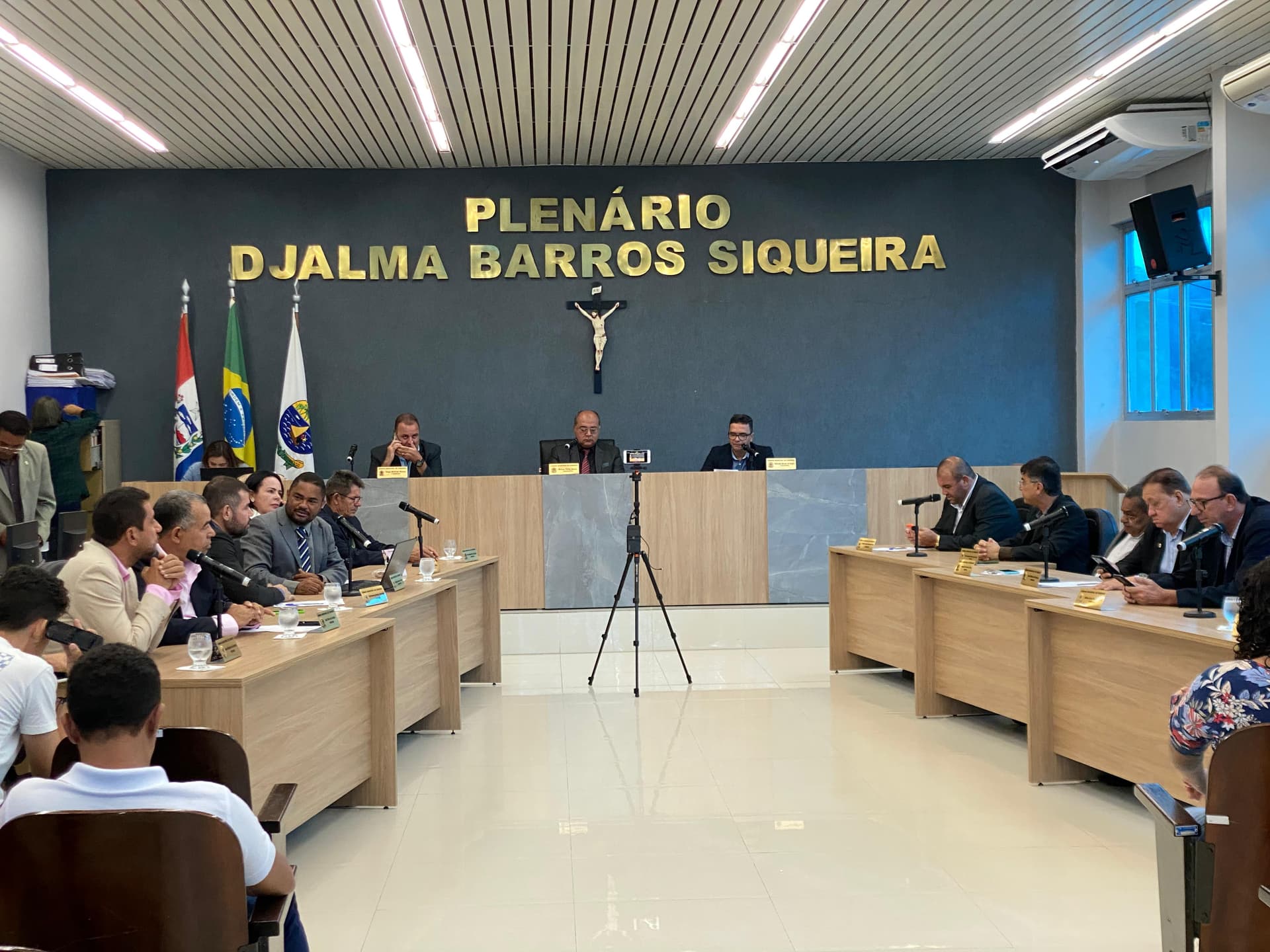 Imagem da notícia: Sessão tem aprovação de projetos, apresentação de indicações e pautas para melhorias em Coruripe